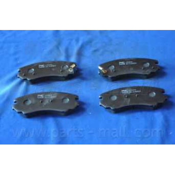 Колодки тормозные дисковые передний для HYUNDAI COUPE(GK), SONATA(EF,NF), TUCSON(JM) / KIA SPORTAGE(JE#,KM#) <b>PARTS-MALL PKA-004</b>-1