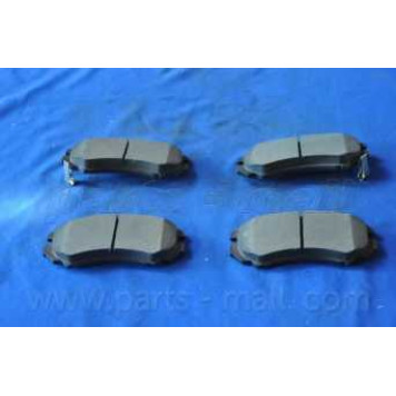 Колодки тормозные дисковые передний для HYUNDAI COUPE(GK), SONATA(EF,NF), TUCSON(JM) / KIA SPORTAGE(JE#,KM#) <b>PARTS-MALL PKA-004</b>-2