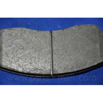 Колодки тормозные дисковые передний для HYUNDAI TERRACAN(HP) <b>PARTS-MALL PKA-015</b>-3