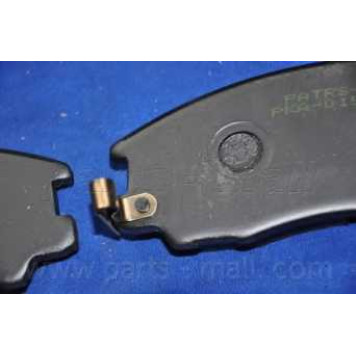 Колодки тормозные дисковые передний для HYUNDAI TERRACAN(HP) <b>PARTS-MALL PKA-015</b>-4