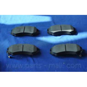 Колодки тормозные дисковые передний для HYUNDAI COUPE(GK), SONATA(EF,NF), TUCSON(JM) / KIA SPORTAGE(JE#,KM#) <b>PARTS-MALL PKA-E04</b>-1