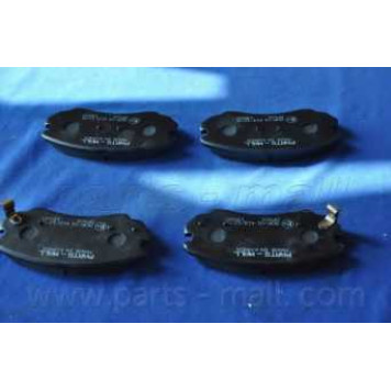 Колодки тормозные дисковые передний для HYUNDAI COUPE(GK), SONATA(EF,NF), TUCSON(JM) / KIA SPORTAGE(JE#,KM#) <b>PARTS-MALL PKA-E04</b>-2