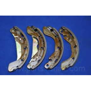 Комплект тормозных колодок задний для DAEWOO CIELO, ESPERO(KLEJ), LANOS(KLAT), LEMANS, NEXIA(KLETN), NUBIRA(KLAJ) <b>PARTS-MALL PLC-004</b>-1