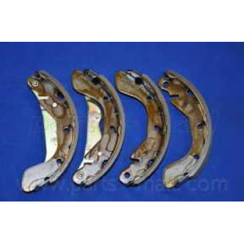 Комплект тормозных колодок задний для DAEWOO CIELO, ESPERO(KLEJ), LANOS(KLAT), LEMANS, NEXIA(KLETN), NUBIRA(KLAJ) <b>PARTS-MALL PLC-004</b>-3
